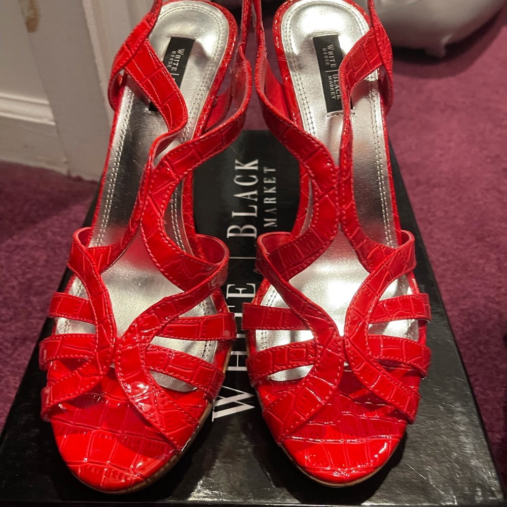 White House Black Market size 9 Hawaii sandal heel strappy in vibrant red